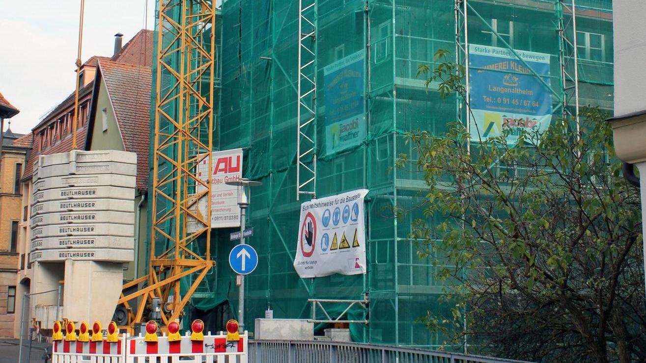 Das Foto zeigt die Baustelle in der Nürnberger Straße, das Haus hat ein "grünes Gewand" angelegt.