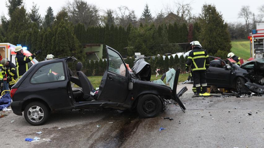 Zwei Schwerverletzte bei Frontalzusammenstoß bei Ansbach