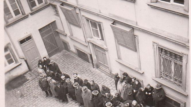 In Erlangen fielen 80 jüdische Mitbürger der Verfolgung zum Opfer. Die jüdischen Familien wurden in der Regel von Polizeibeamten verhaftet oder in "Schutzhaft" genommen und mussten sich im Innenhof der Hauptwache versammeln. Entgegen den Anweisungen des Chefs der Sicherheitspolizei, Reinhard Heydrich, nur wohlhabende, nicht zu alte Juden festzunehmen, differenzierten die Erlanger Trupps bei ihrer Auswahl nicht.