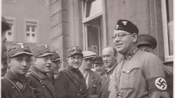 Während des Pogroms warteten SA-Männer und ein Mitglied des NS-Kraftfahrkorps vor dem Rathaus (heute Palais Stutterheim). Anders als in anderen fränkischen Städten hatte in Erlangen die örtliche Polizei einen großen Anteil an der "Judenaktion". Unter ihrer Mithilfe erfolgte die Verhaftung aller Erlanger Juden und die Sichtung des Besitzstandes der Familien.