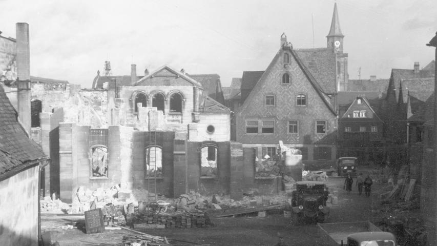 SA-Truppen steckten in der Nacht des 9. Novembers die Synagoge in Brand. Dafür sprengten sie die schweren Eisentore, die den jüdischen Besitz zwischen König- und Mohrenstraße abgrenzten. In der Synagoge...