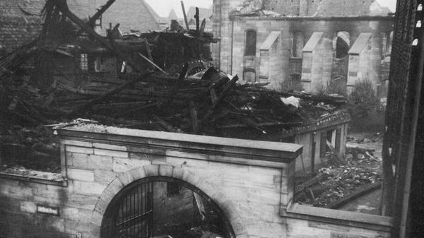 ...zerschlugen die SA-Männer den Thoraschrein, zerrten die Gebetsrollen heraus und warfen alles, was sie von den Wänden rissen, auf einen Haufen, den sie anzündeten. Das Feuer breitete sich schnell auf die ganze Synagoge aus. Zwar wollte die Feuerwehr...