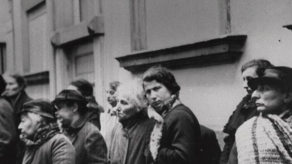 Im Innenhof wurden die Menschen nach Geschlecht getrennt und mussten teilweise stundenlang in der kalten Novemberluft ausharren.