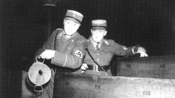 In Nürnberg brannte die Synagoge der orthodoxen Juden in der Essenweinstraße aus. SA-Obergruppenführer Obernitz gab seinen Männern den Befehl, einen Haufen aus zerbrochenen Stühlen und religiösen Gegenständen in der Mitte des Gebäudes zu errichten und zu entzünden. Um das Feuer anzufachen, verteilten die SA-Männer Brandbeschleuniger. Danach...