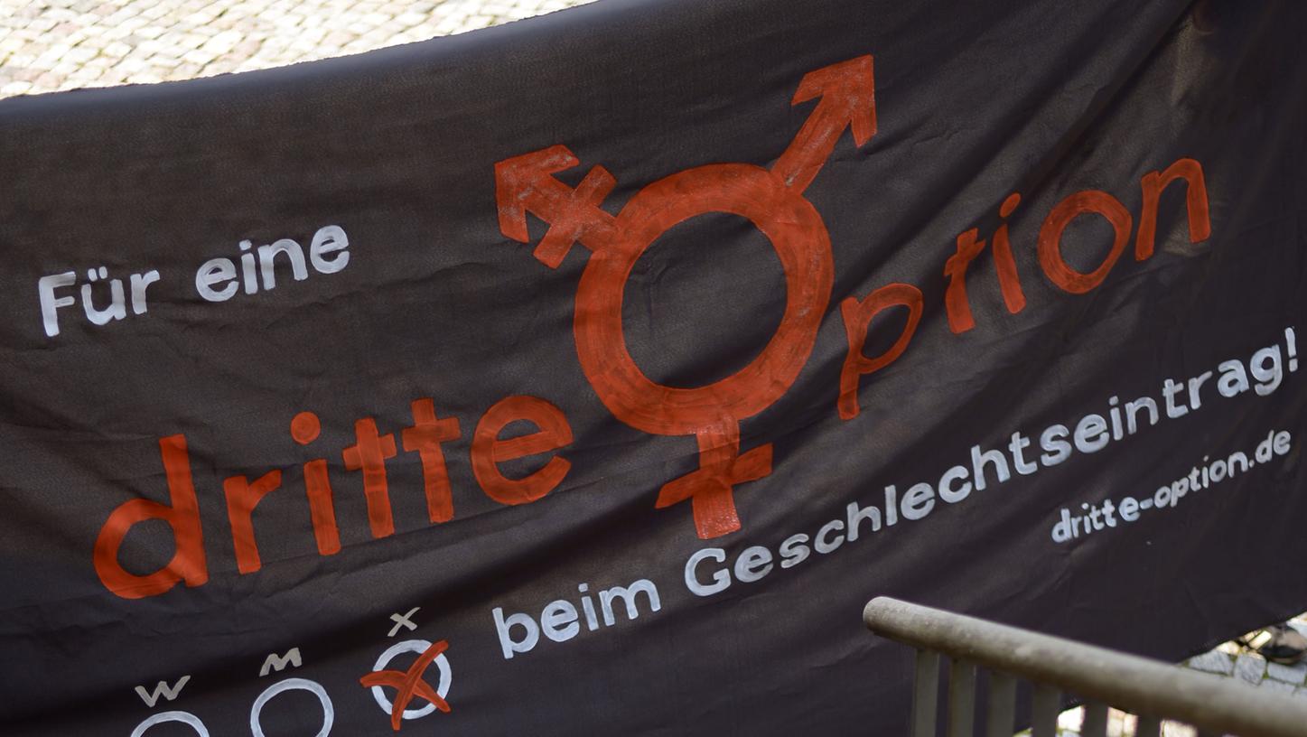 Das Bundesverfassungsgericht in Karlsruhe will ein drittes Geschlecht im Geburtenregister.