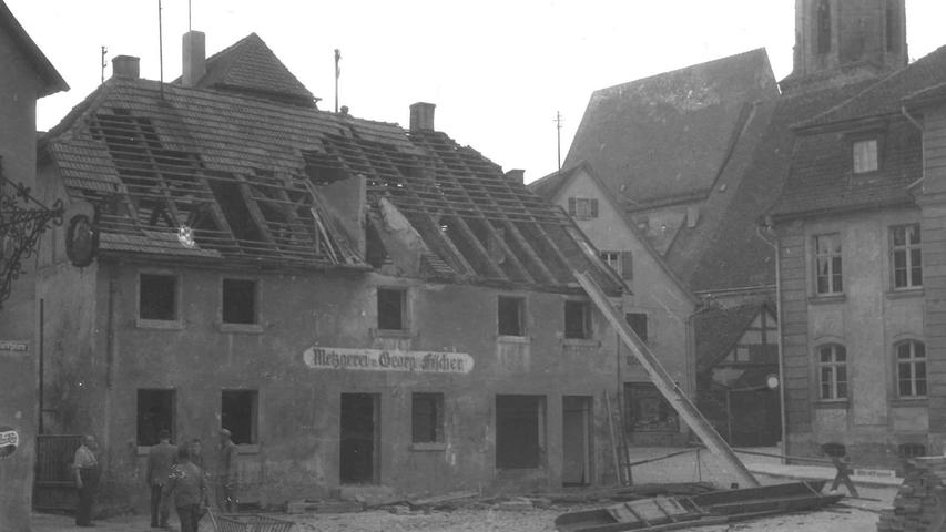 1960 kaufte die Verlegerfamilie Riedel das Gebäude der früheren Metzgerei Fischer. Das Haus wurde abgerissen, um Platz für ein modernes Geschäftshaus zu machen.