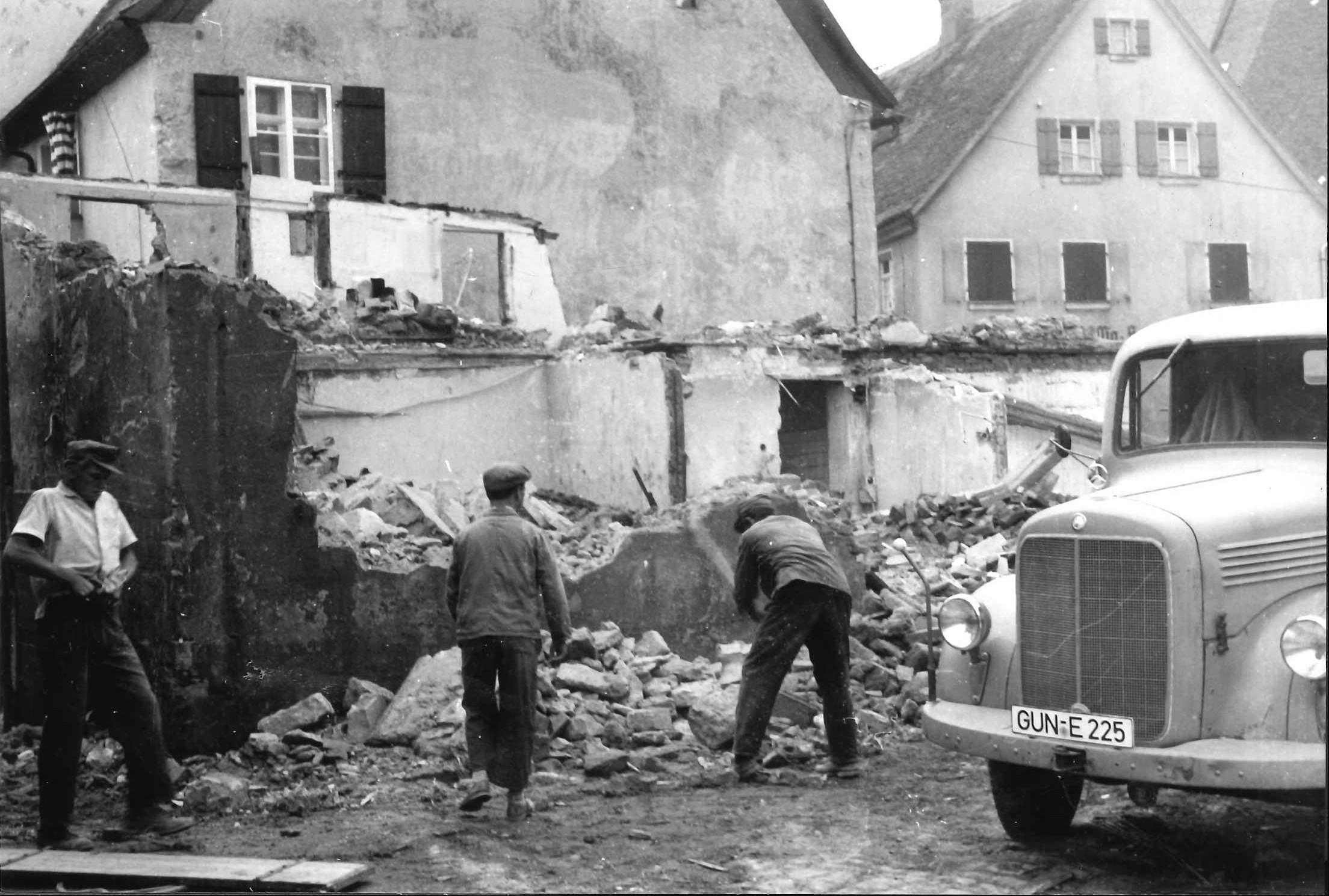 Auch dieses Foto entstand in Gunzenhausen, wo Anfang der 1960er-Jahre das Gebäude der früheren Metzgerei Fischer abgerissen wurde.