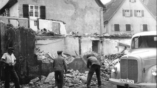 Auch dieses Foto entstand in Gunzenhausen, wo Anfang der 1960er-Jahre das Gebäude der früheren Metzgerei Fischer abgerissen wurde.