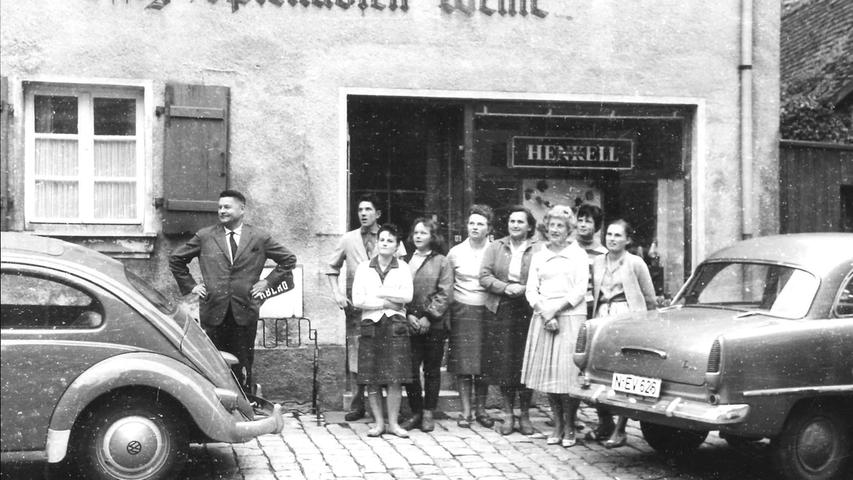 Angestellte der Geschäftsstelle des Altmühl-Boten und der Druckerei hatten sich vor der Weinhandlung Zink versammelt und verfolgten das Richtfest.