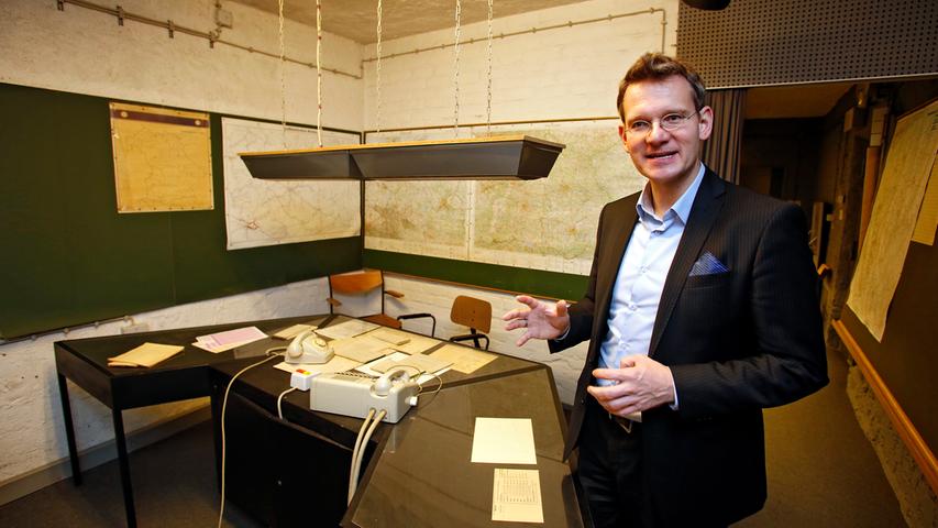 Oliver Götze, Direktor des DB-Museums, zeigt ein Bunkerbüro mit den originalen Schreibtischen, Telefonen und Karten aus den 1970er Jahren.