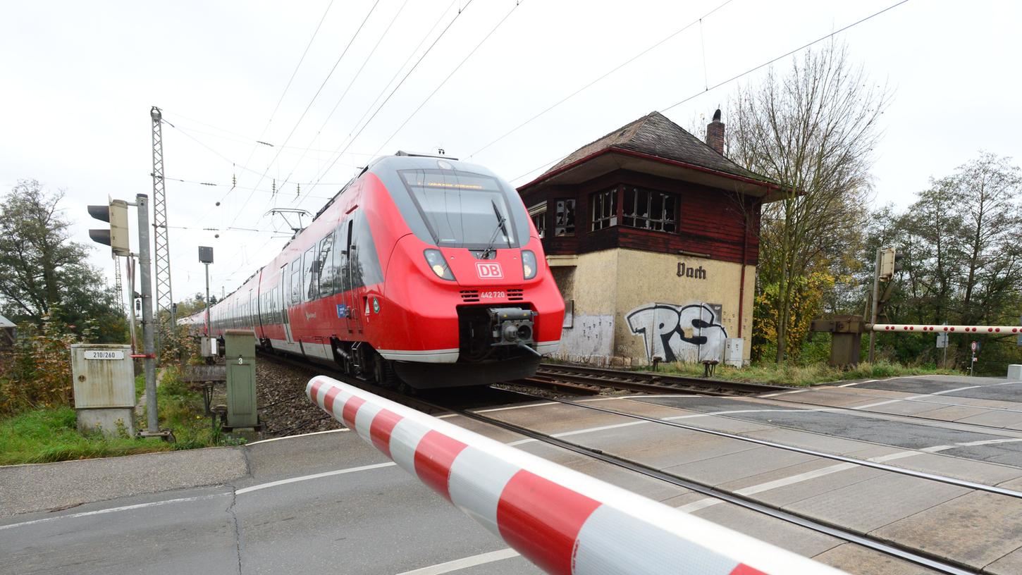 Die S-Bahn - hier unweit der Haltestelle "Vach" in Stadeln - könnte laut Bayerns Innenminister Joachim Herrmann auch in Zukunft entlang der Bestandstrecke fahren.
