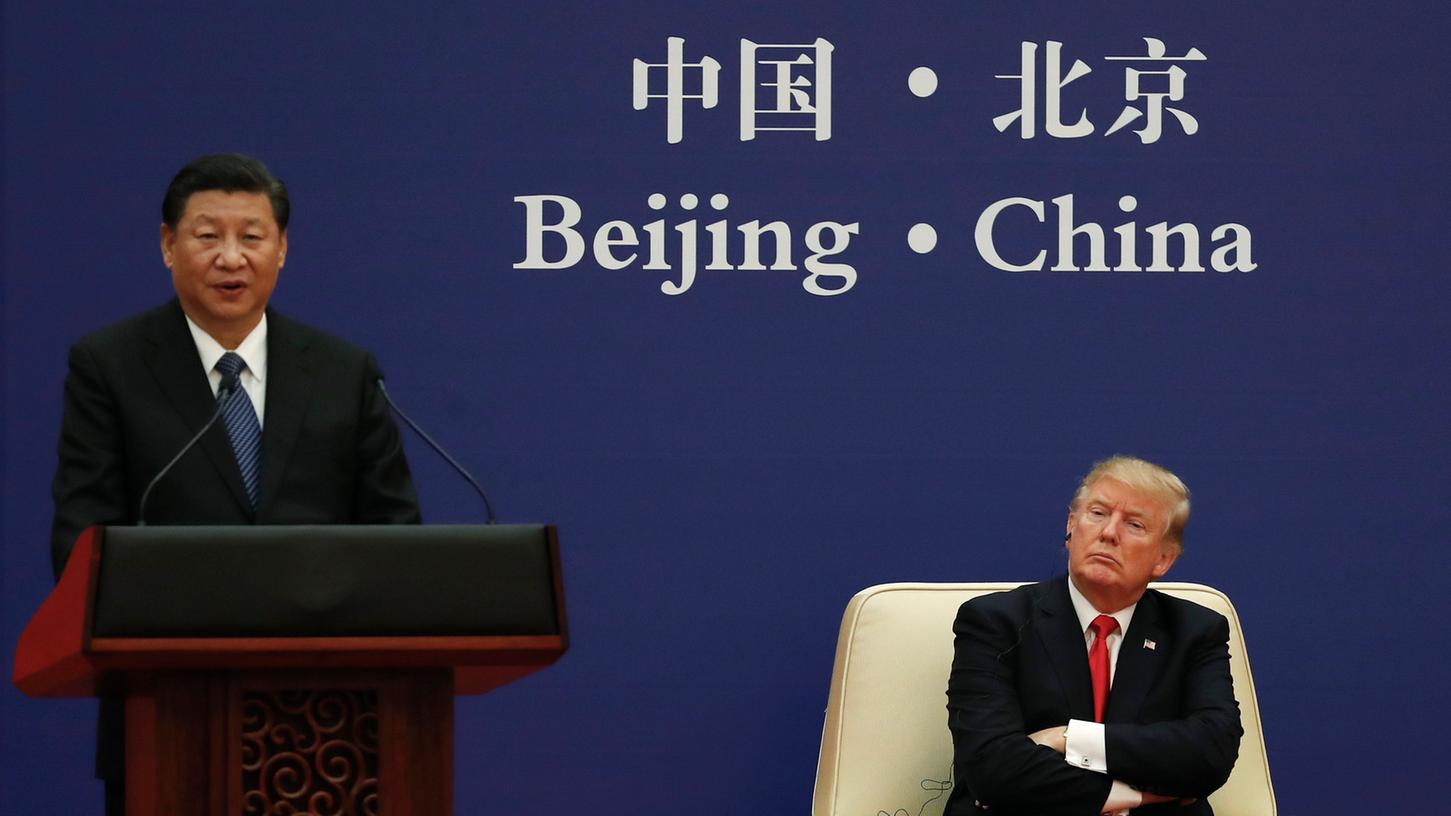 US-Präsident Donald Trump (r) hört in der Großen Halle des Volkes in Peking einer Rede des chinesischen Präsidenten Xi Jinping zu.