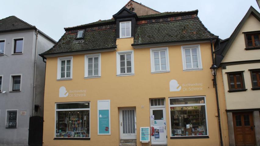 Hier hatte die Druckerei Philipp Waizmann von 1865 bis 1901 ihren Sitz. Dem gedruckten Wort ist das Haus in der Weißenburger Straße 22 treu geblieben, heute befindet sich das Buchhaus Dr. Schrenk darin.
