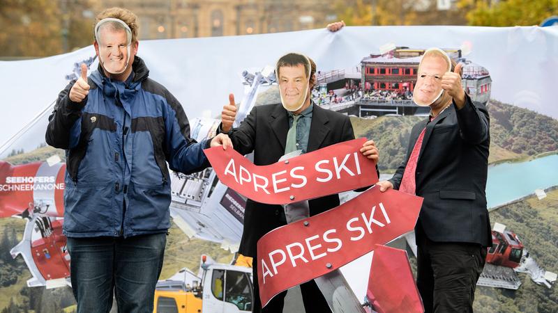 Aktivisten von Umweltverbänden protestieren am Maxmonument vor dem Maximilianeum in München gegen den Bau einer Skischaukel am Riedberger Horn. Nun wurde der Weg für die Skischaukel im Allgäu jedoch freigemacht.