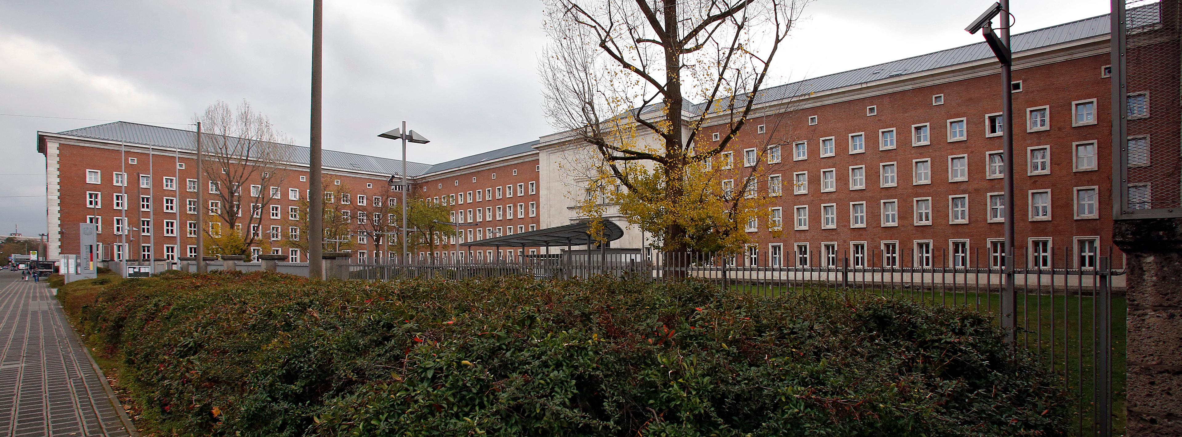 Als SS-Kaserne konzipiert, danach mehr als 40 Jahre lang Heimat auf Zeit für US-Soldaten, ist der Monumentalbau an der Frankenstraße heute Sitz des Bundesamt für Migration und Flüchtlinge.