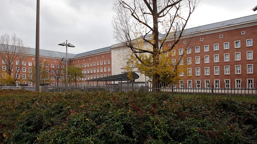 Als SS-Kaserne konzipiert, danach mehr als 40 Jahre lang Heimat auf Zeit für US-Soldaten, ist der Monumentalbau an der Frankenstraße heute Sitz des Bundesamt für Migration und Flüchtlinge.
