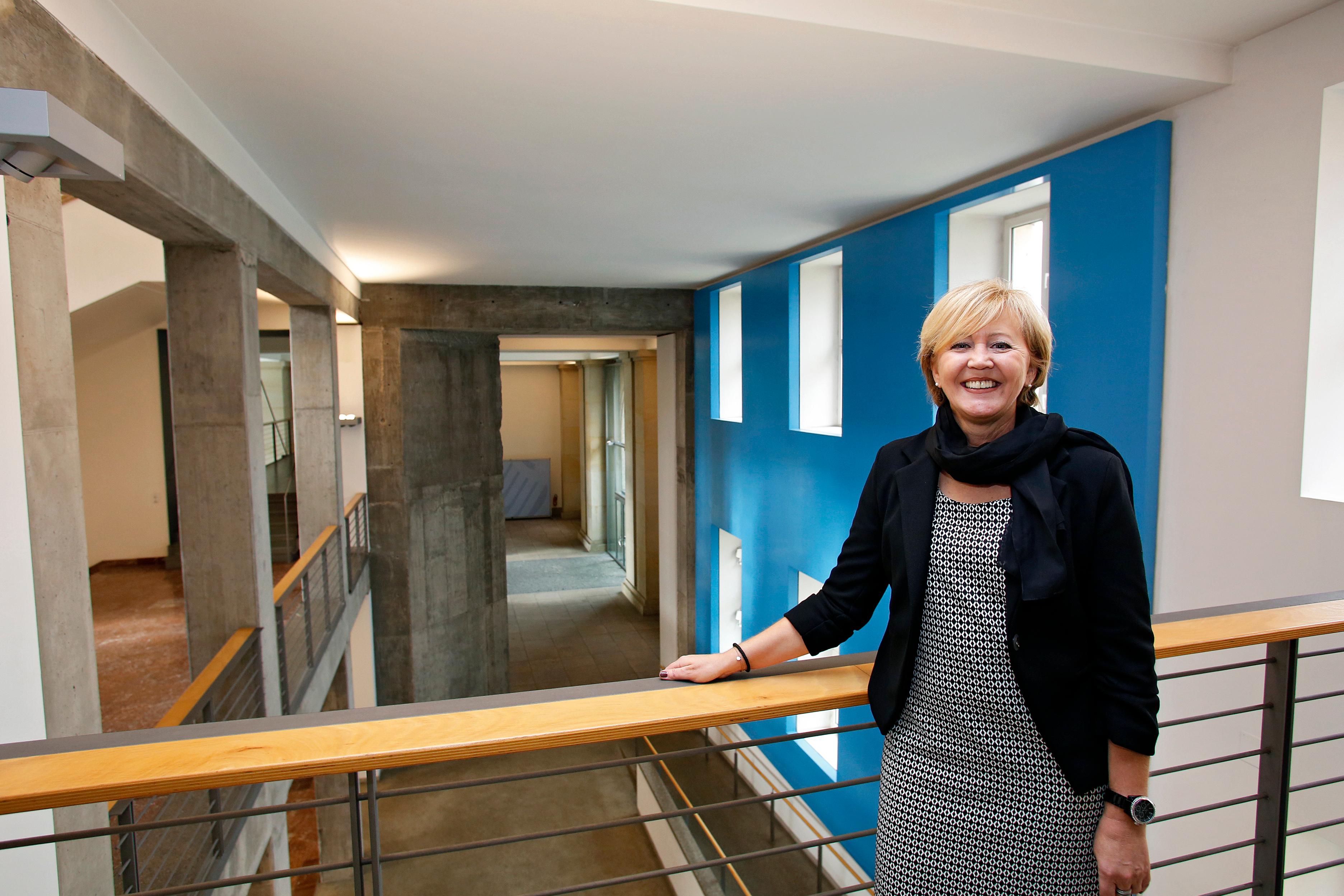 Susanne Schubert vom Bamf kennt die wechselvolle Geschichte des Gebäudes und gibt ihr Wissen an die interessierten Besuchergruppen weiter.