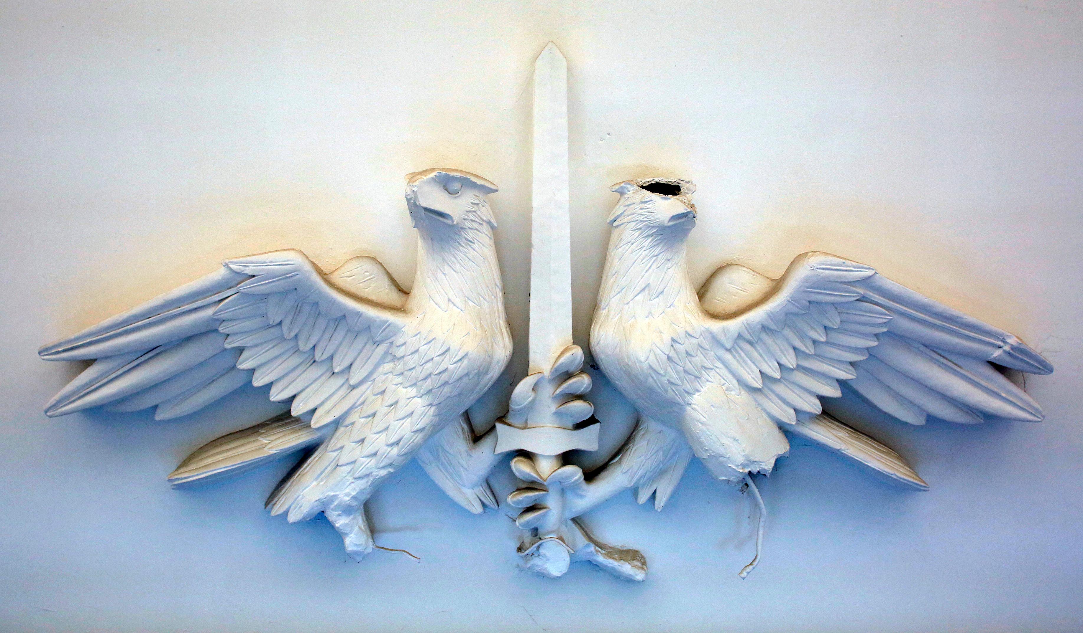 Die zwei Adler schmücken den Eingang des großen Konferenzsaals im Bamf. Der Adler auf der rechten Seite wurde von US-Soldaten beschädigt und nie restauriert.