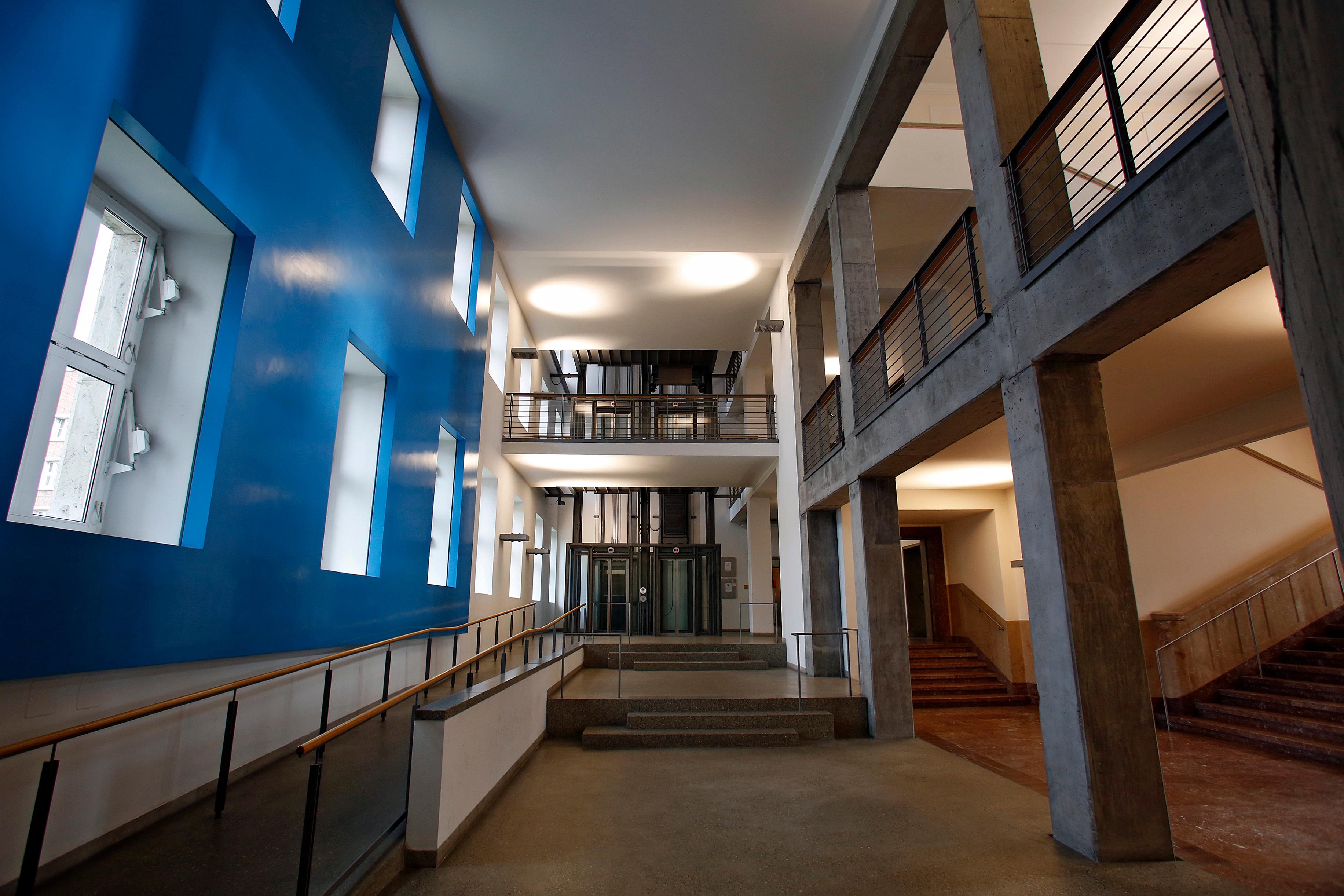 "Die blaue Wand" im Erdgeschoss erinnert an die Nutzung durch die US-Army, die einst alle Wände und Türrahmen mit Ölfarbe gestrichen hatten.