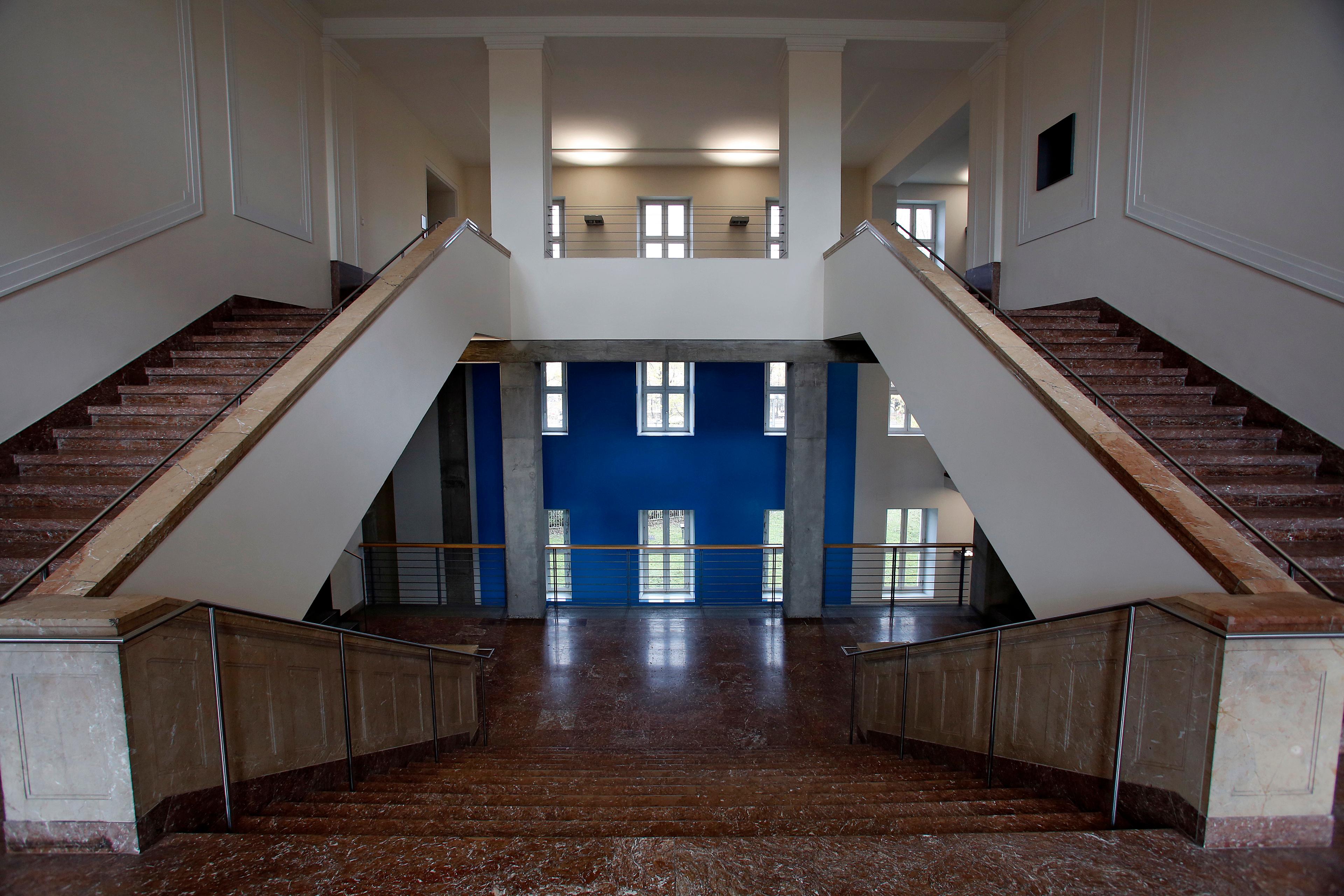 Noch immer im Original: Das großzügige Treppenhaus mir rotem Mussolini-Marmor.