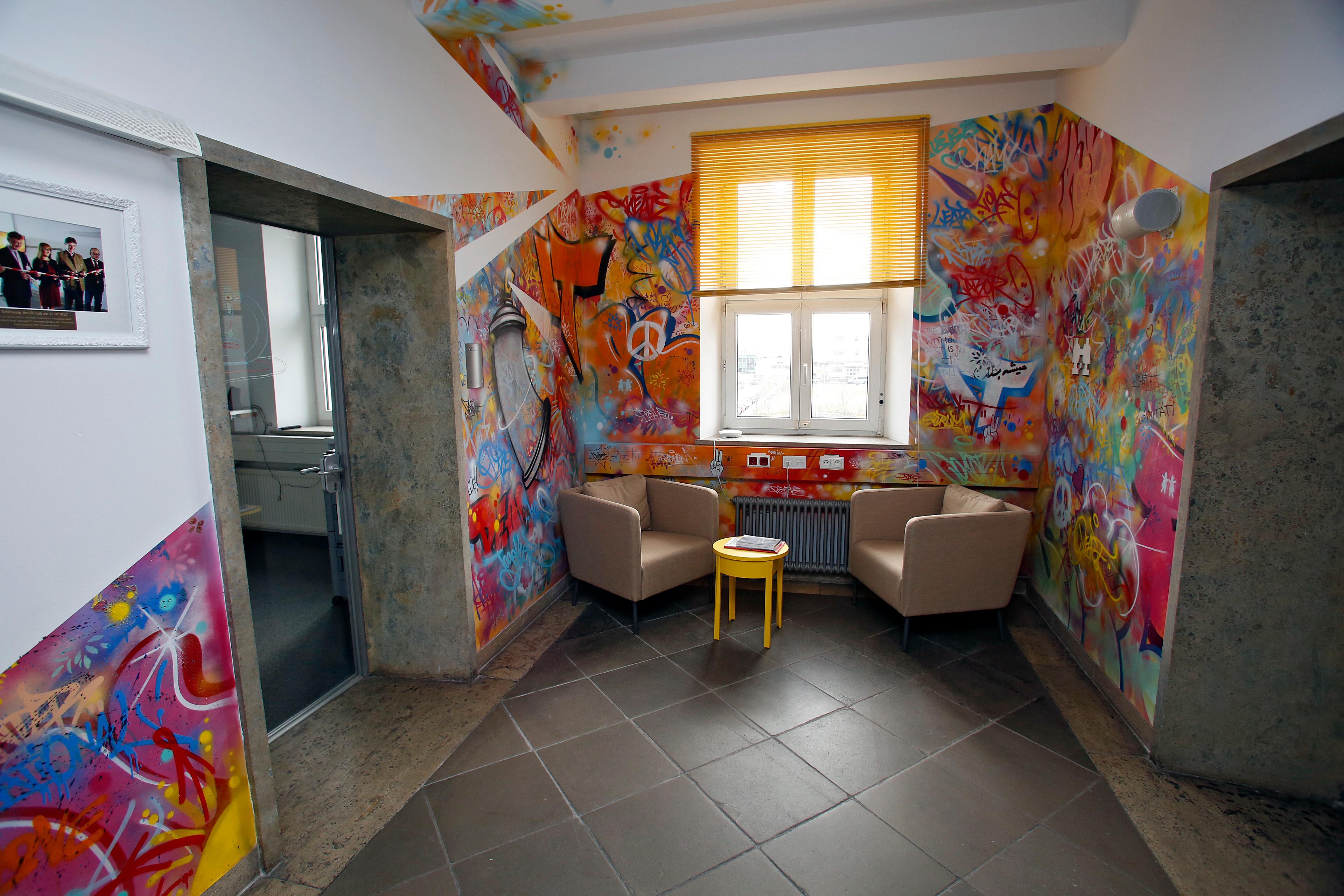 Das bunte Graffiti im IT-Labor des Bundesamtes entstand im Rahmen eines Workshops mit jungen Flüchtlingen.