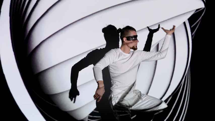 Der Cirque Garuda stammt ursprünglich aus Prag und zeigt in der Silvesternacht eine Show aus Akrobatik, Jonglage und Tanz. Untermalt wird die Performance von einer interaktiven Videoprojektion. Start: 0.30 Uhr im Heilig-Geist-Saal am Hans-Sachs-Platz.