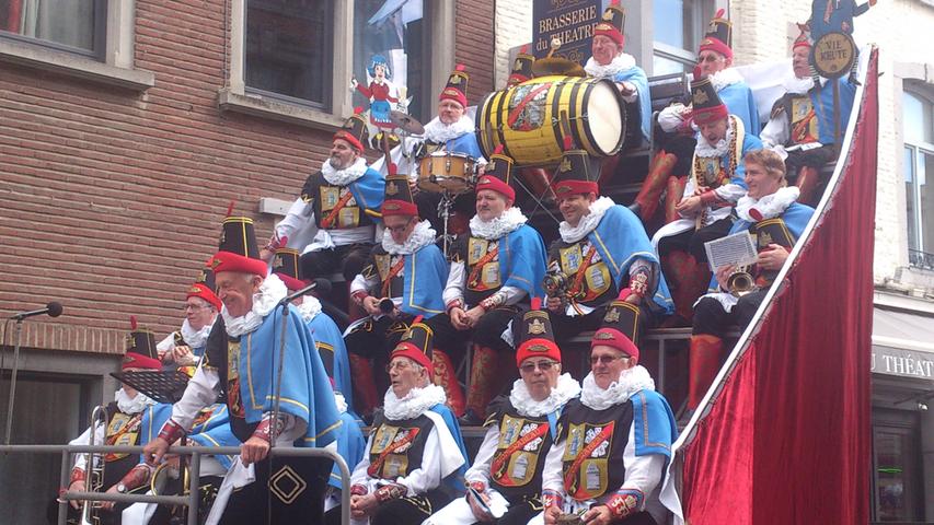 Eine Runde Folklore gibt's nicht nur im Karneval: Die 40 Mitglieder ("Molons") der Gesellschaft "Moncrabeau" haben sich der Musik und Dichtung verschrieben - und den Gaumenfreuden.