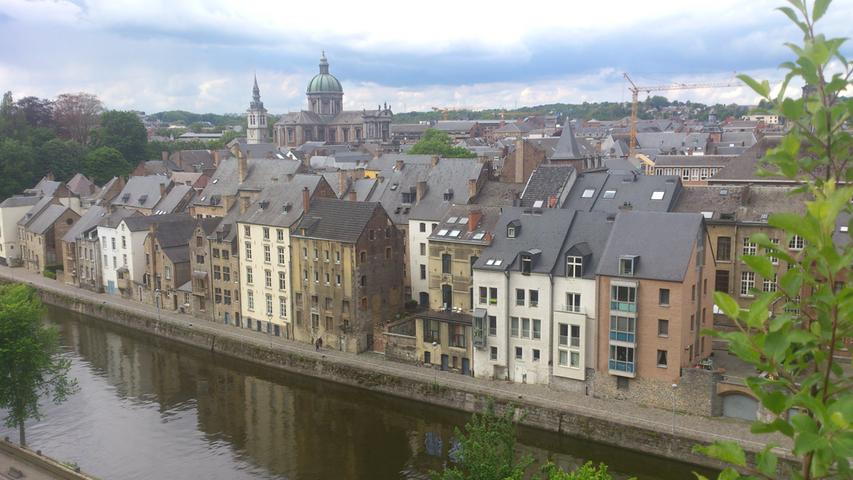 Noch ein Blick über die Sambre, die in Namur in die Maas fließt, auf das vorwiegend vom 18. und 19. Jahrhundert geprägte Stadtbild.
