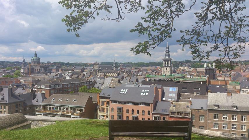 Auf dem Weg hinauf zur Festung bieten sich die schönsten Ausblicke auf das Zentrum von Namur und die Umgebung.