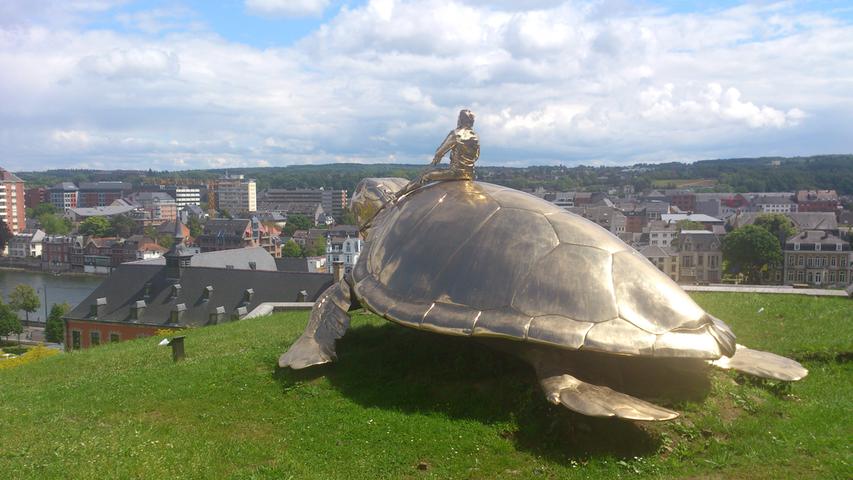 Eines der Wahrzeichen: Die goldene Schildkröte des Künstlers blickt auf einer Terrasse des Festungsbergs auf die Stadt.