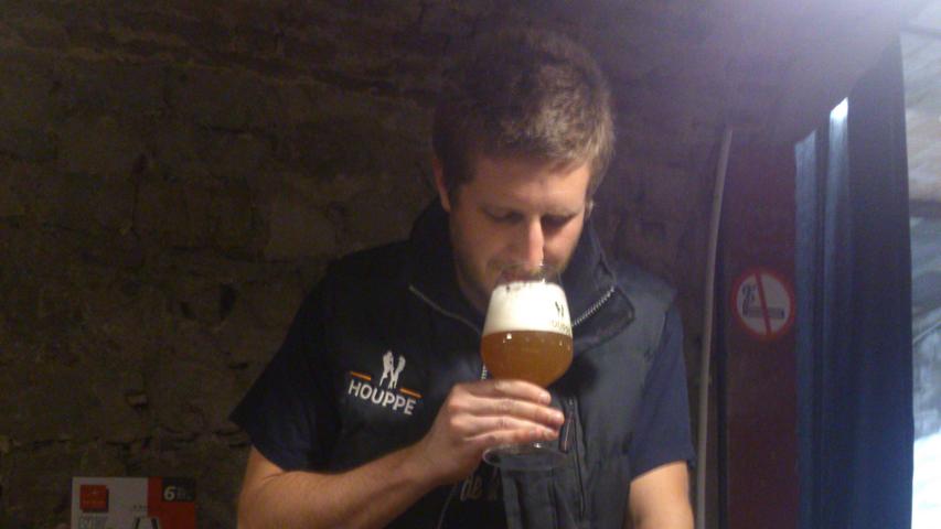 Ein Start-up, das sich schon gut etabliert hat: Anthony Miloin zapft in der jungen Brauerei La Houppe ein frisches Pils.