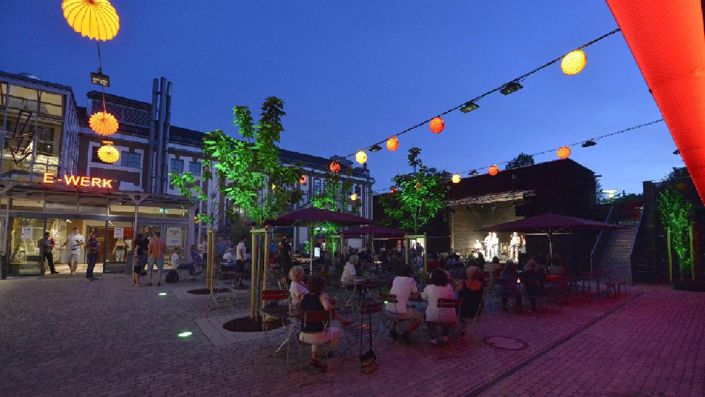 Das E-Werk hofft auf eine rosige Zukunft: Im Sommer wurde — pünktlich zum 35-jährigen Bestehen des Kulturzentrums an der Fuchsenwiese — der neugestaltete Biergarten samt Außenbühne und Gastro-Infrastruktur eingeweiht.