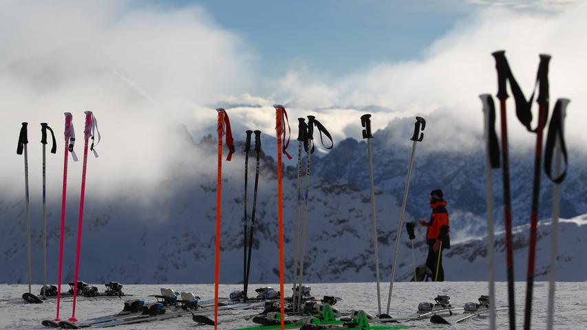 Leidenschaftliche Skifahrer müssen jetzt ganz stark sein: Ihrer Passion werden sie künftig in Bayern wohl nur noch sehr eingeschränkt nachgehen können. Derzeit gibt es im Freistaat pro Jahr im Durchschnitt noch 30 Tage mit Dauerfrost. Bis 2050 soll es nur noch an 9 bis 21 Tagen so kalt sein. Die Alpen sind schon jetzt im Schnitt elf Tage weniger mit Schnee bedeckt als noch 1951. Der Umsatz im Wintertourismus fällt, durch den massiven Einsatz von Schneekanonen steigen die Energie- und die Versicherungskosten.