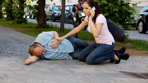 Die steigenden Temperaturen haben massiven Einfluss auf die Gesundheit. Erhöhen sich die Temperaturen innerhalb eines Tages um mehr als fünf Grad, wächst die Herzinfarktgefahr bei Menschen mit Bluthochdruck und Herz-Kreislauf-Erkrankungen um 60 Prozent. Durch die erhöhte UV-Belastung steigt das Hautkrebsrisiko. Auch Bindehaut- und Hornhautentzündungen der Augen nehmen zu, die Wahrscheinlichkeit, am "Grauen Star" zu erkranken oder Netzhautveränderungen zu erleiden, steigt.