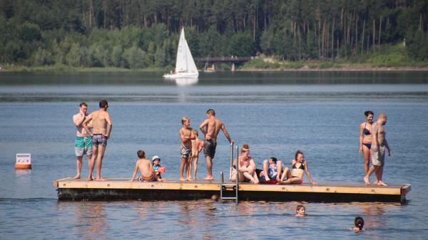 Wasserratten und Sonnenanbeter freuen sich über den Klimawandel, können sie sich doch öfter an bayerische Strände legen. Die gute Nachricht: Das Wasser wird wärmer. Die bayerischen Flüsse haben sich seit 1980 pro Jahrzehnt um ein halbes Grad erwärmt, bis 2050 soll die Wassertemperatur um weitere 0,6 Grad steigen. Die schlechte Nachricht: In den warmen Badeseen vermehren sich Blaualgen und eingewanderte Wasserpflanzen explosionsartig, in Südbayern hat sich das Nixenkraut schon zu einem großen Problem ausgewachsen.