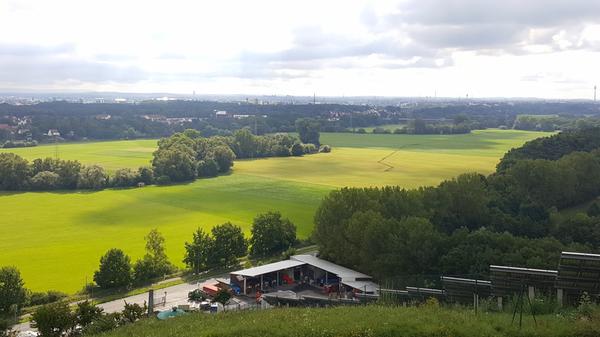 Kaum Schlaf finden Großstadtbewohner im Sommer, wenn sich die aufgeheizten Städte in der Nacht kaum abkühlen. Zehn Grad wärmer als auf dem Land ist es dort teilweise. Deshalb werden derzeit in den Regionalplänen Grünzüge festgelegt, die in Zukunft nicht überbaut werden dürfen. Meist sind dies Flusstäler, durch die weiterhin frische Luft in die Städte strömen soll. Auch Nürnberg hat sieben Frischluftschneisen definiert. Eine davon ist der Haupt-Schienenstrang der Bahn, der zwar nicht besonders grün, aber unbebaut ist.