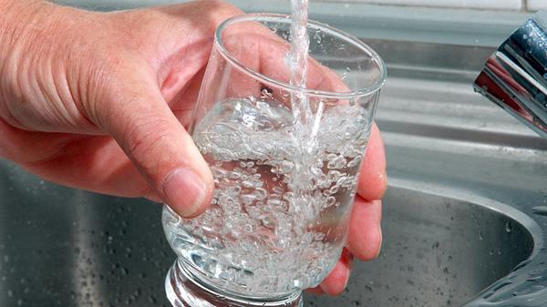 In Franken und der Oberpfalz soll sich bis 2050 fünf bis zehn Prozent weniger Grundwasser neu bilden als bisher. Schon jetzt gibt es in der Region viel zu wenig Trinkwasser. Im Kreis Neustadt/Aisch-Bad Windsheim werden pro Jahr 2,8 Millionen Kubikmeter Trinkwasser gefördert, benötigt werden dort aber 5,0 Millionen Kubikmeter. Die Lücke wird wie in vielen Teilen Nordbayerns durch Wasser aus Südbayern gefüllt. Doch im Alpenraum soll 2050 bis zu 25 Prozent weniger Regen fallen, die künftige Wasserversorgung ist bedroht.