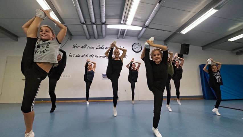 Die Solistinnen der Jugend und Juniorinnen bereiten sich auf die fränkischen Meisterschaften im karnevalistischen Tanzsport vor