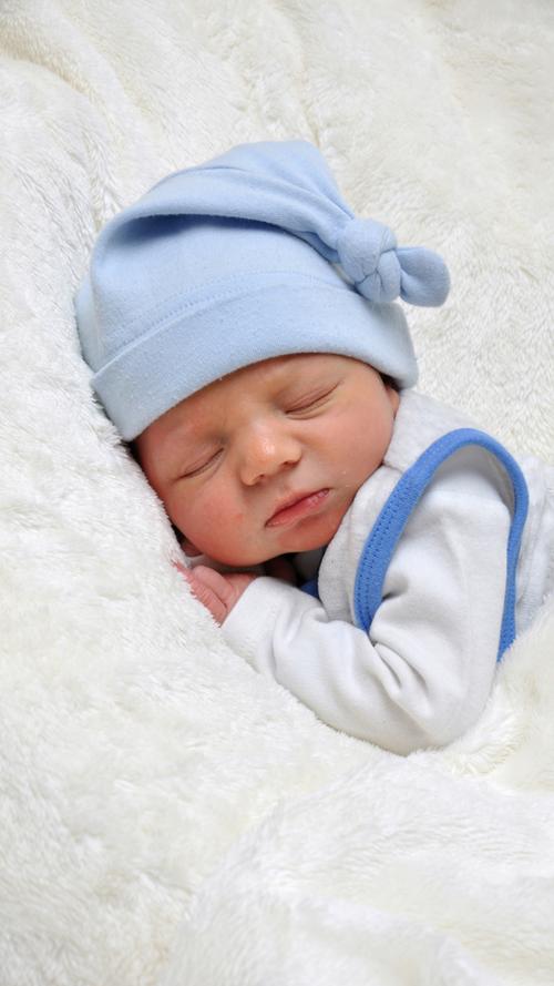 Unter der blauen Mütze versteckt sich Jonas, geboren am 3. November. Der Kleine wog bei seiner Geburt 3260 Gramm und war 52 Zentimeter groß.