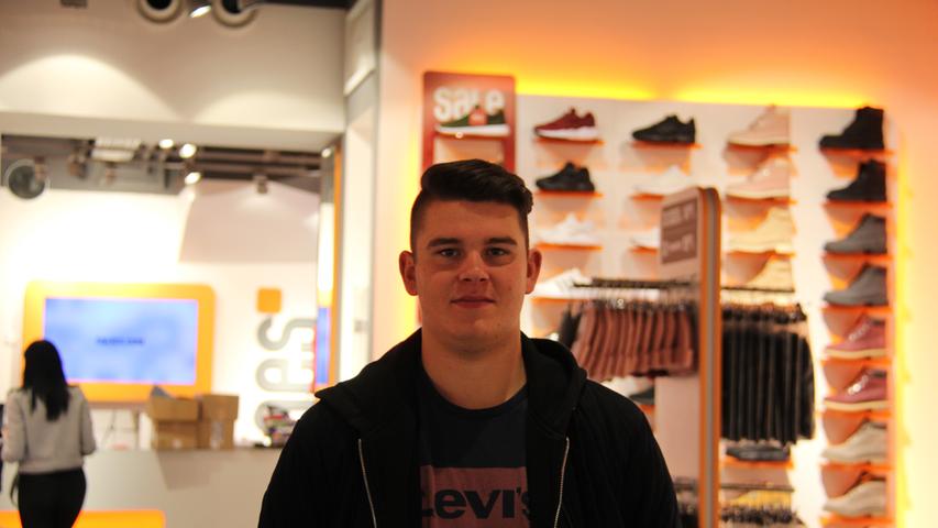 Michael Jurca, 19 Jahre: "Ich trage Adidas am liebsten, weil ich schon als kleiner Junge mit Schuhen von Adidas auf dem Fußballplatz gestanden habe."