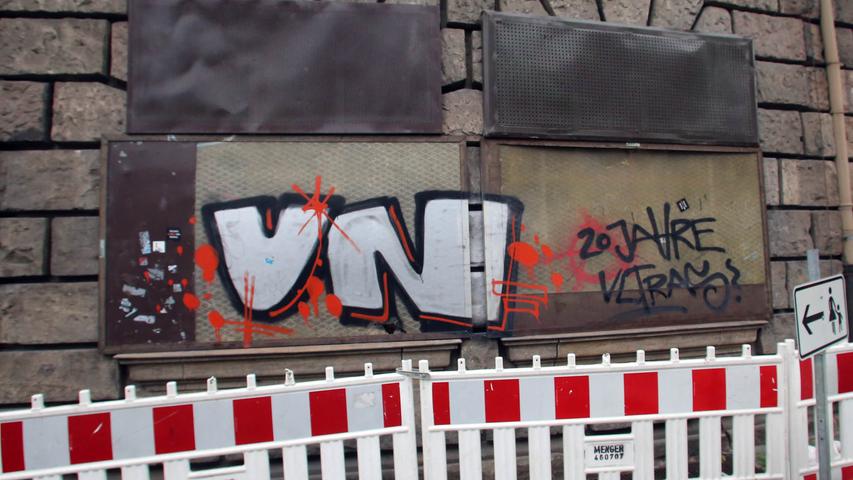 Ob dieses Graffiti die Restaurierungsarbeiten am Rundbau des Postgebäudes überlebt?