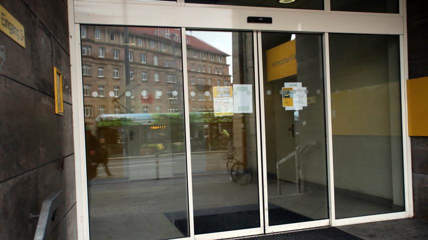 Diese Türen bleiben ab Dezember 2017 geschlossen. Wegen des Umbaus musste die Filiale der Nürnberger Hauptpost umziehen.