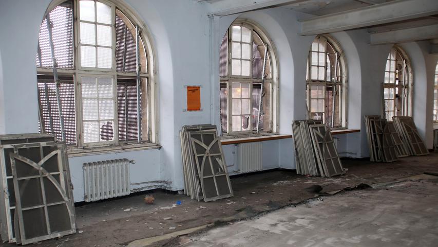 Die Fenster des Rundbaus der alten Post aus den 20er Jahren, die hier zu sehen sind, sind so gut erhalten, dass sie für den Neubau restauriert werden können.
