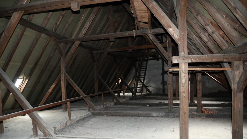 Das Dach des 20er-Jahre-Gebäudes soll seine ursprüngliche Form behalten. Allerdings werden größere Gauben eingebaut.