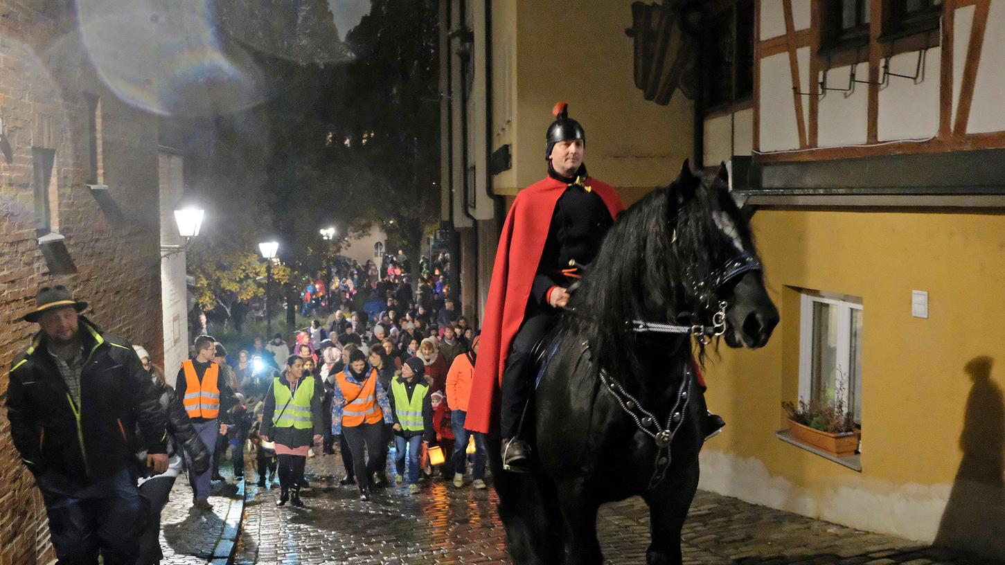 Der Nürnberger Pfarrer Martin Brons führte zuletzt 2019 mit seinem Pferd den Martinsumzug zur Kaiserburg an. Auch dieses Jahr wird die Pfarrei keinen Umzug durchführen. Andere Pfarrgemeinden und Städte wagen wieder Umzüge unter Pandemiebedingungen.