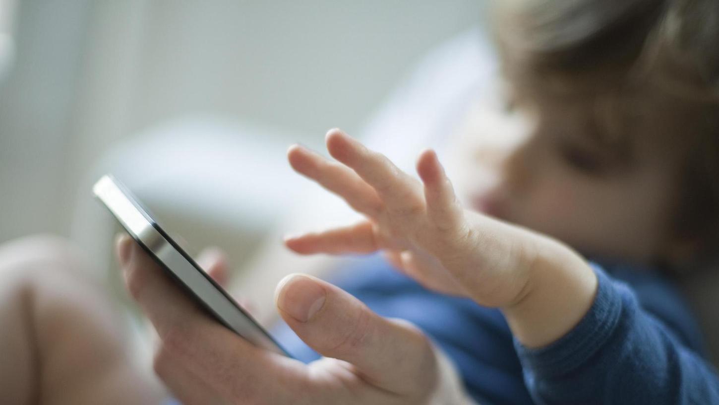 Smartphone und Tablet sind allgegenwärtig im Familienalltag: Doch wie findet man das richtige Maß bereits für die Kleinsten? Der Fürther Experte Klaus Lutz rät zu flexiblen Lösungen.