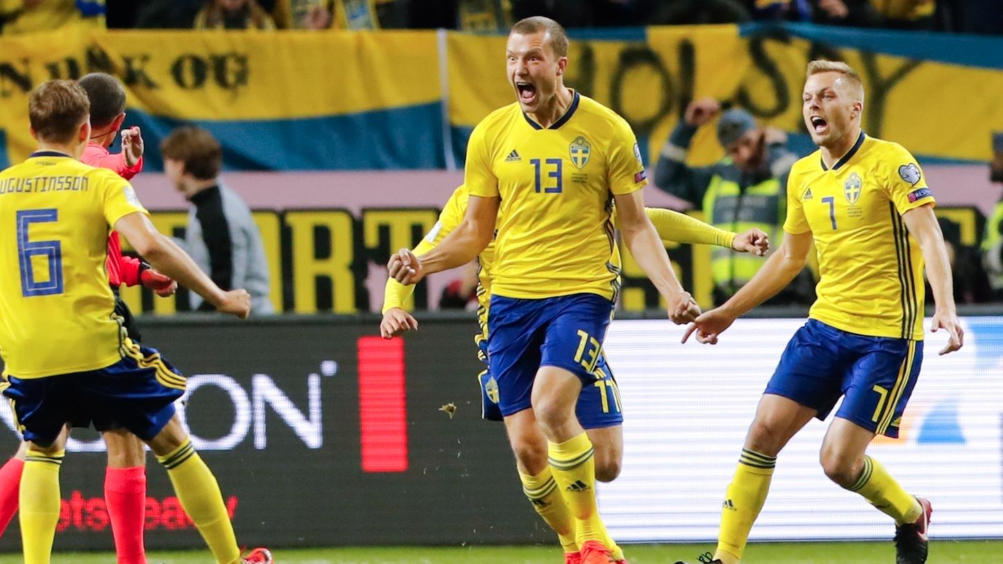 Jubel bei den Schweden: Jakob Johansson (Mitte) freut sich mit seinen Mannschaftskollegen über den Treffer gegen Italien.