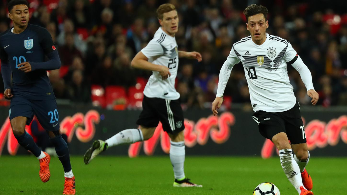 Mesut Özil - das heutige Geburtstagskind - spielte im November des Vorjahres noch die Engländer aus - kurz vor der WM dann allerdings auch sich selbst.