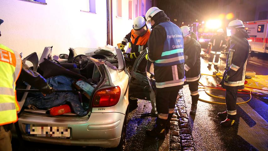 78-Jährige in Toyota eingeklemmt: Schwerer Verkehrsunfall in Schwabach