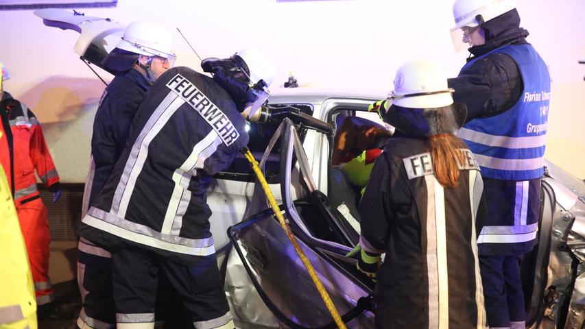 78-Jährige in Toyota eingeklemmt: Schwerer Verkehrsunfall in Schwabach
